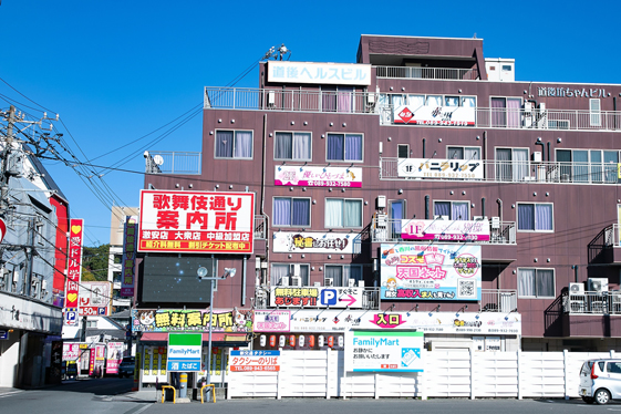 松山・道後の夜の風景、地元で人気の道後ヘルスビル外観